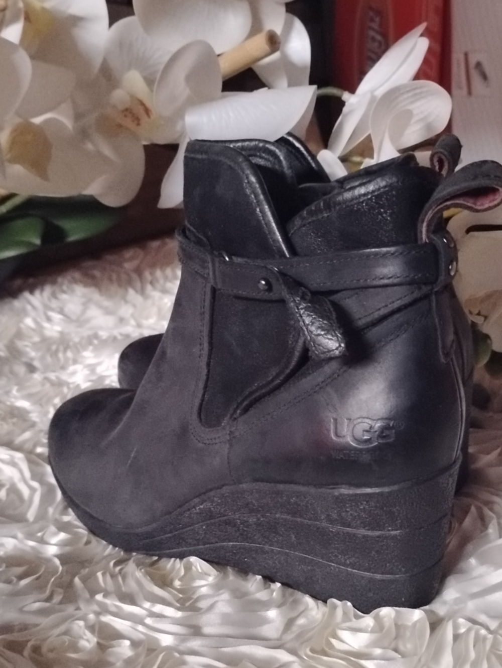 UGG Black Wedge Ankle Booties Size 7 Hidden Height Heeled 2.5" Wedge